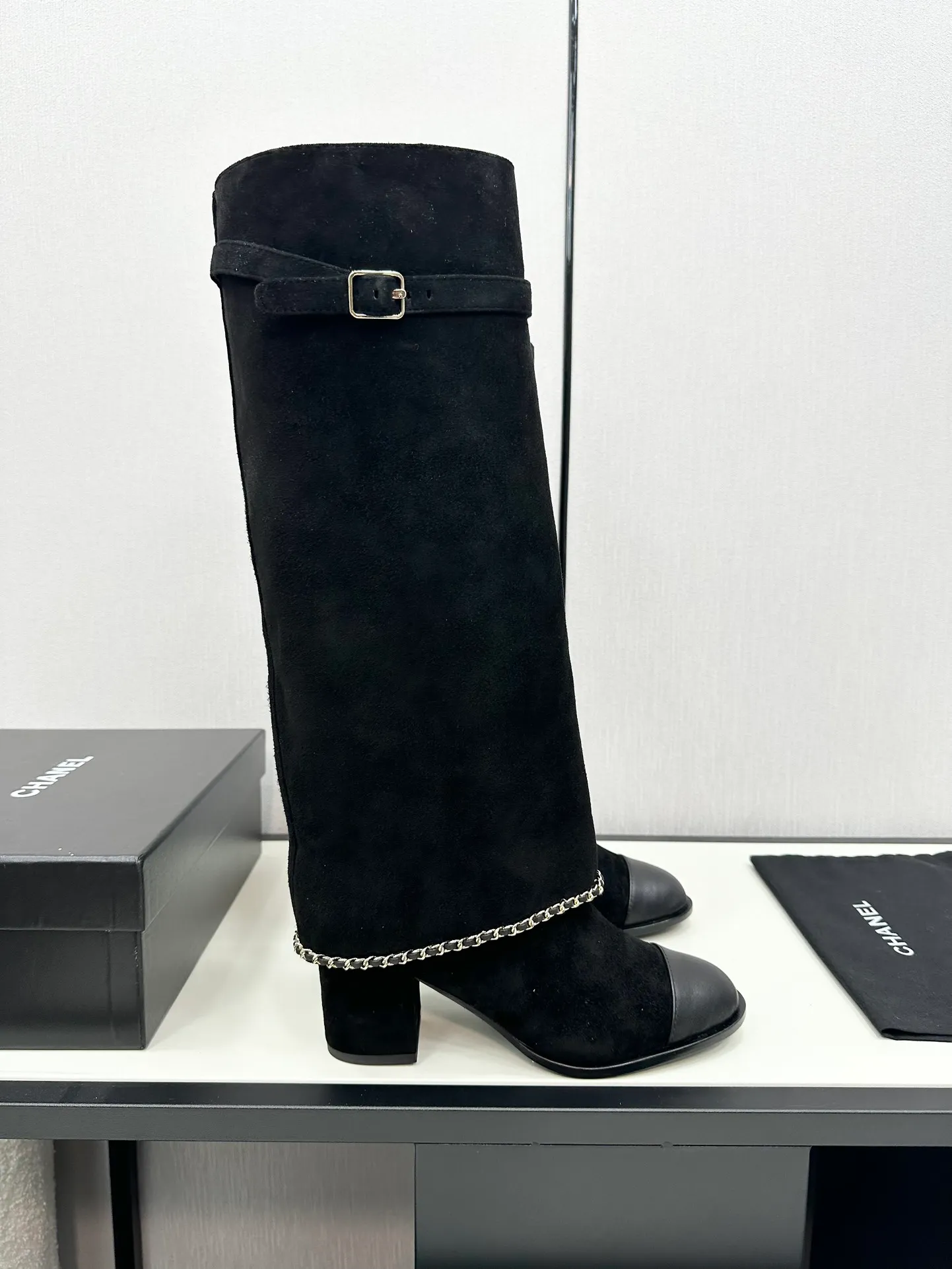 👟👟Ex-factory price 840👟👟Chanel🆕 24b new double c autumn and winter boots Chanel autumn and winter heavy industry popular short boots🔥 Xiaohongshu highly recommends this style, it looks good with any combination, a must-have for fashion, Ms. Chanel loves simple and irresistible styles💋Coloring shows a unique style, free mix and match to shine⚡️Follow the fashionable steps of the tight-flavored grandma! ! ! Enlarge the exquisite details to see ✔Original molded hardware buckle ✔Top version made by purchasing agent★The upper is made of original Yangjing cowhide, sheepskin lining, sheepskin feet, code number 35-40 (40, 41 customization is not returnable)